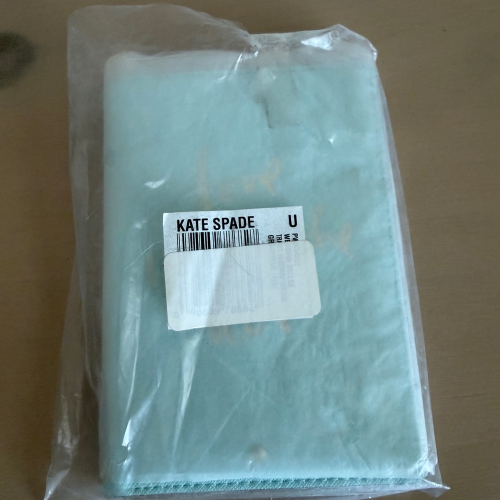 Kate Spade  'Love Is In The Air' Gold Script wedding or engagement passport NEW - Picture 4 of 4